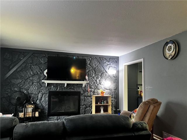 1204 Blueberry Drive, Harrisonville, MO 64701