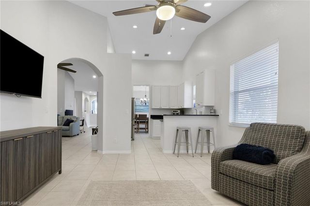 1465 Mariposa CIR 201, Naples, FL 34105