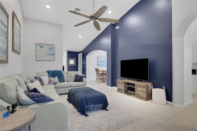 1465 Mariposa CIR 201, Naples, FL 34105