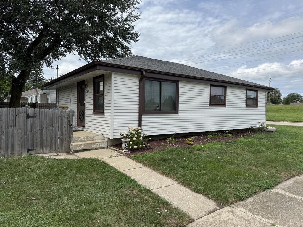 1900 W Lawn AVENUE, Racine, WI 53405
