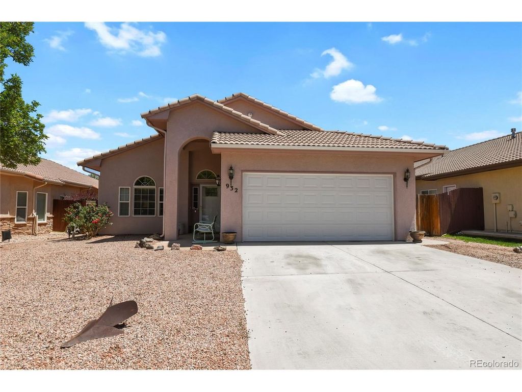 932 Pinecrest Dr, Pueblo, CO 81005