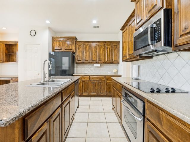 3019 Riverwood Lane, Grand Prairie, TX 75052