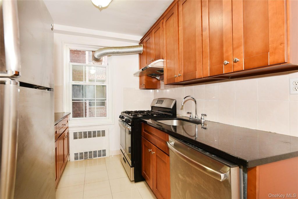 139-09 84 Drive 307, Briarwood, NY 11435 — photo 2