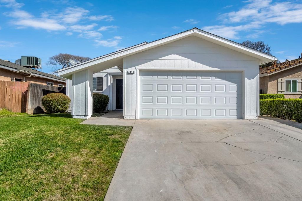 4376 W Cardiff Avenue, Fresno, CA 93722