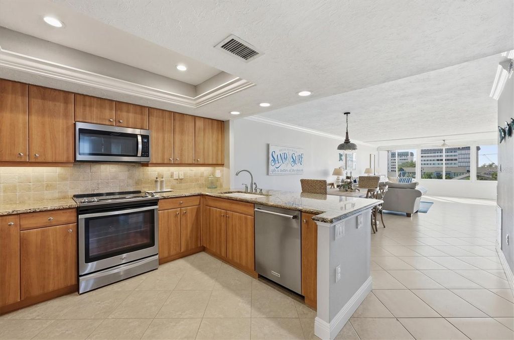 Image 8 of property listing at 1200 E PEPPERTREE LANE 307, Sarasota, FL 34242