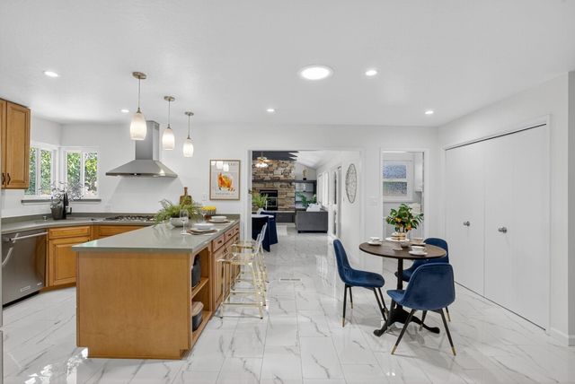 350 350 Elysian Fields Dr, Oakland, CA 94605