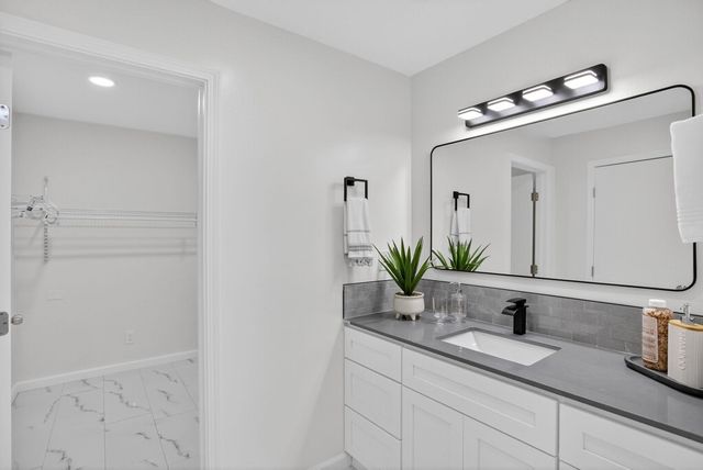 350 350 Elysian Fields Dr, Oakland, CA 94605