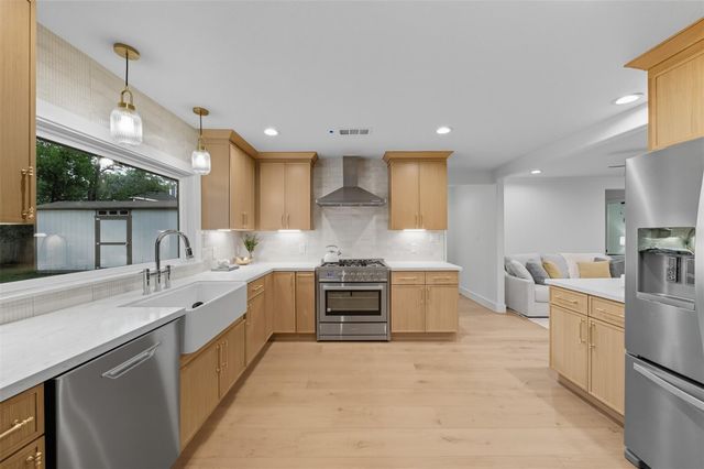 2210 Wakefield Drive, Houston, TX 77018