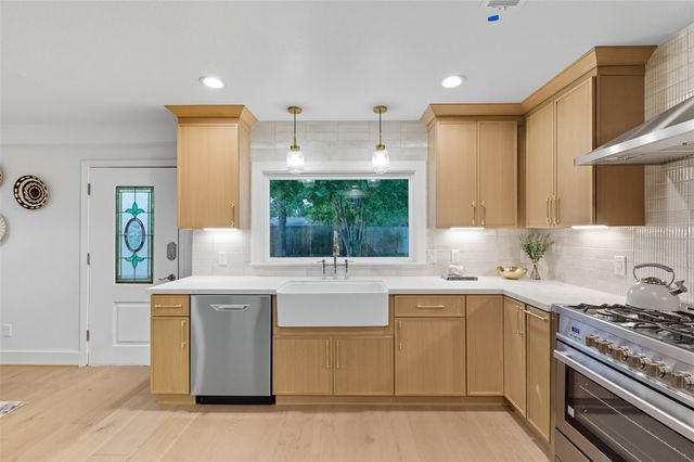 2210 Wakefield Drive, Houston, TX 77018