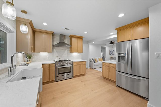 2210 Wakefield Drive, Houston, TX 77018