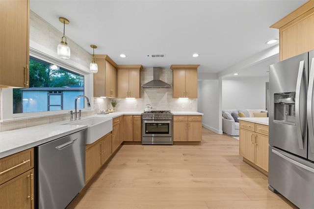 2210 Wakefield Drive, Houston, TX 77018