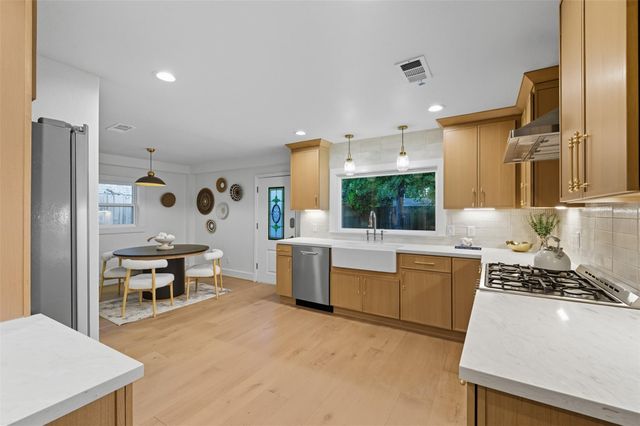 2210 Wakefield Drive, Houston, TX 77018