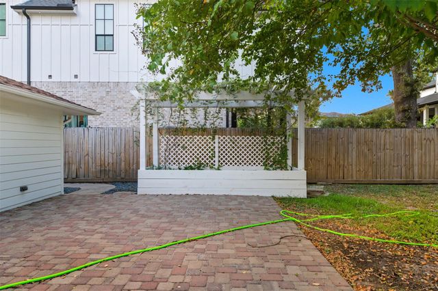 2210 Wakefield Drive, Houston, TX 77018