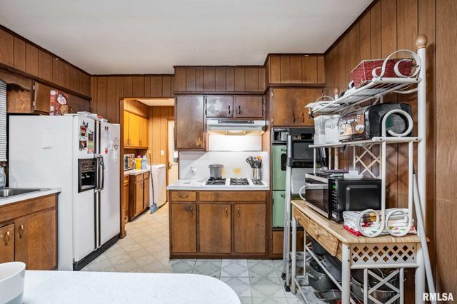 800 W 11TH Street, Johnston City, IL 62951