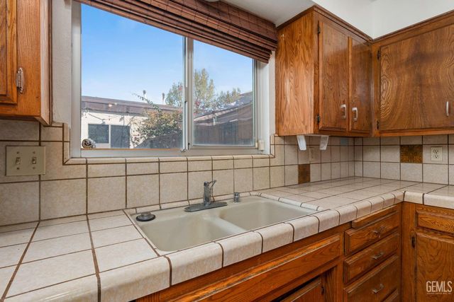 1401 Libra Court, Bakersfield, CA 93309