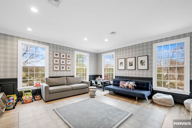 18 Sunflower Drive, Upper Saddle River, NJ 07458