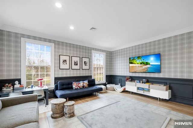 18 Sunflower Drive, Upper Saddle River, NJ 07458