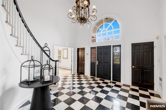 18 Sunflower Drive, Upper Saddle River, NJ 07458