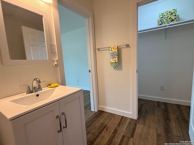 124 herweck, Castle Hills, TX 78213