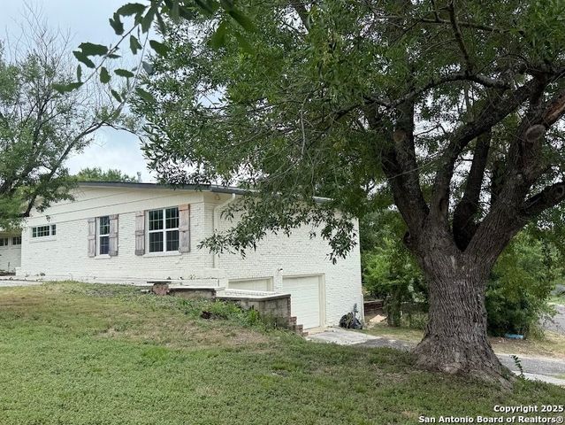 124 herweck, Castle Hills, TX 78213