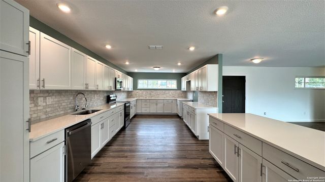 124 herweck, Castle Hills, TX 78213