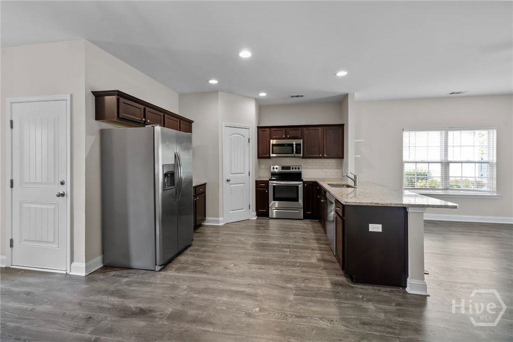 Image 8 of property listing at 147 Ainsdale Drive, Richmond Hill, GA 31324
