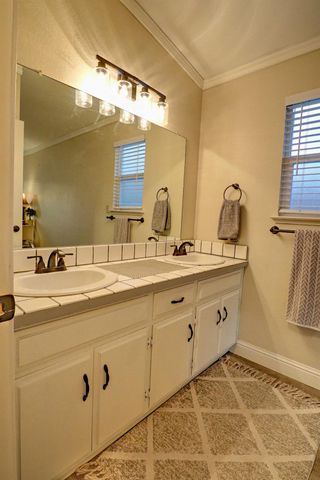 1021 12th Avenue, Kingsburg, CA 93631