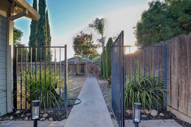 1021 12th Avenue, Kingsburg, CA 93631