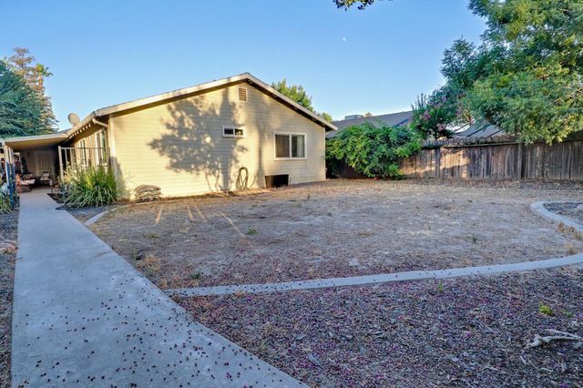 1021 12th Avenue, Kingsburg, CA 93631
