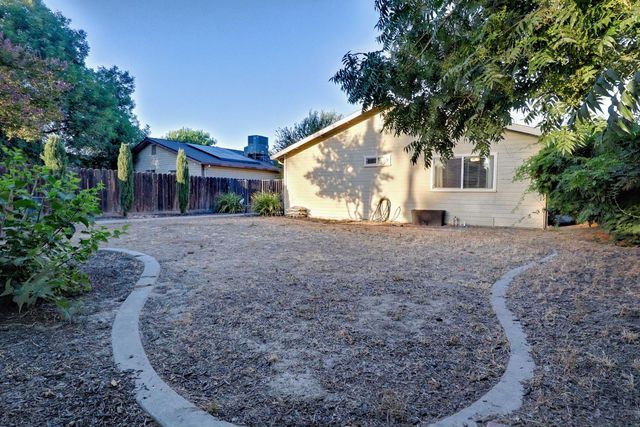 1021 12th Avenue, Kingsburg, CA 93631