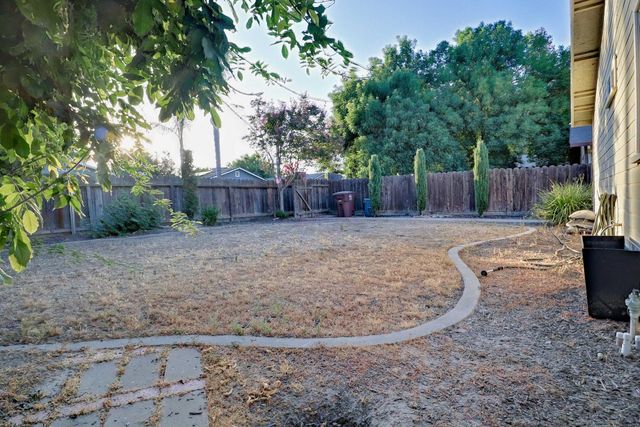 1021 12th Avenue, Kingsburg, CA 93631