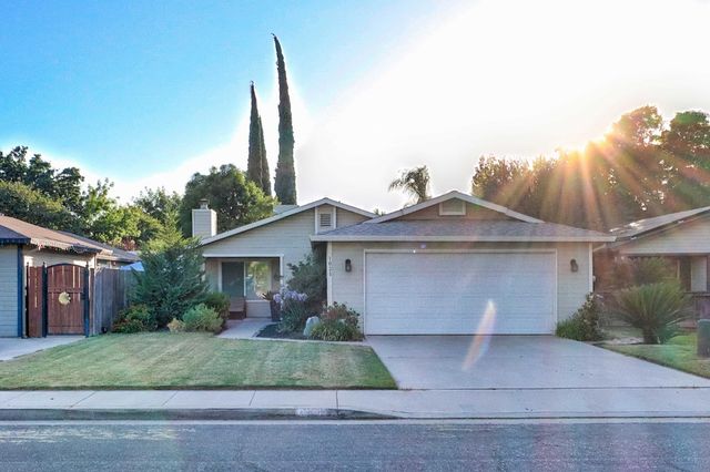 1021 12th Avenue, Kingsburg, CA 93631