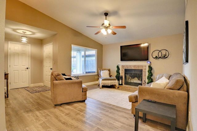 1021 12th Avenue, Kingsburg, CA 93631