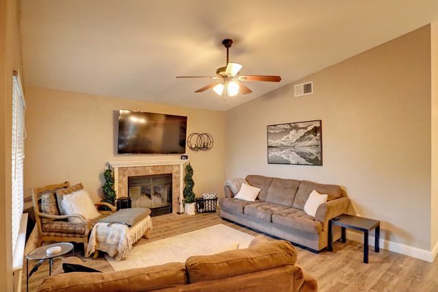 1021 12th Avenue, Kingsburg, CA 93631