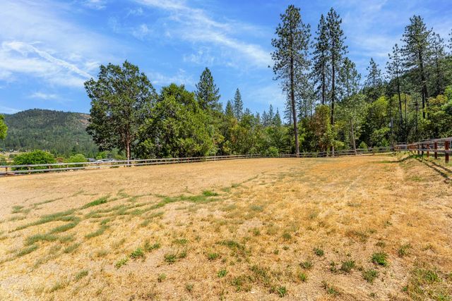 1905 W Evans Creek Road, Rogue River, OR 97537