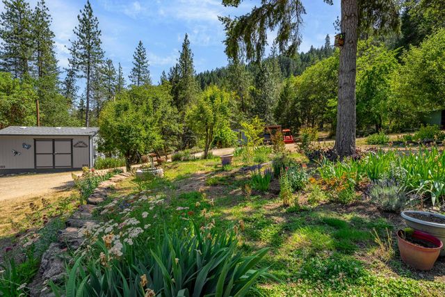 1905 W Evans Creek Road, Rogue River, OR 97537