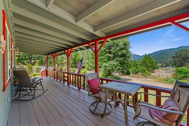 1905 W Evans Creek Road, Rogue River, OR 97537