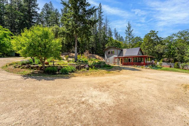 1905 W Evans Creek Road, Rogue River, OR 97537