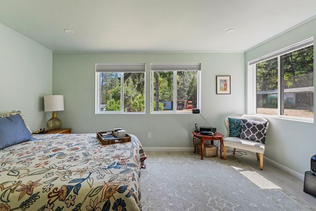 1905 W Evans Creek Road, Rogue River, OR 97537