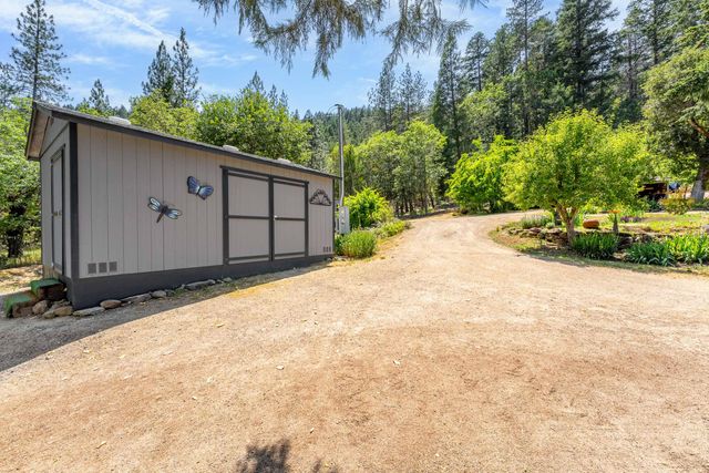 1905 W Evans Creek Road, Rogue River, OR 97537