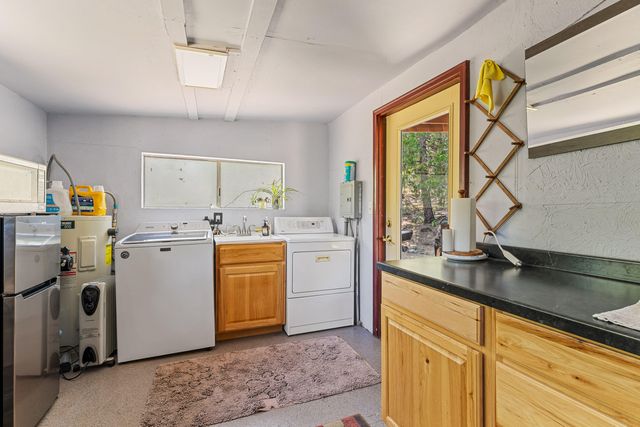 1905 W Evans Creek Road, Rogue River, OR 97537