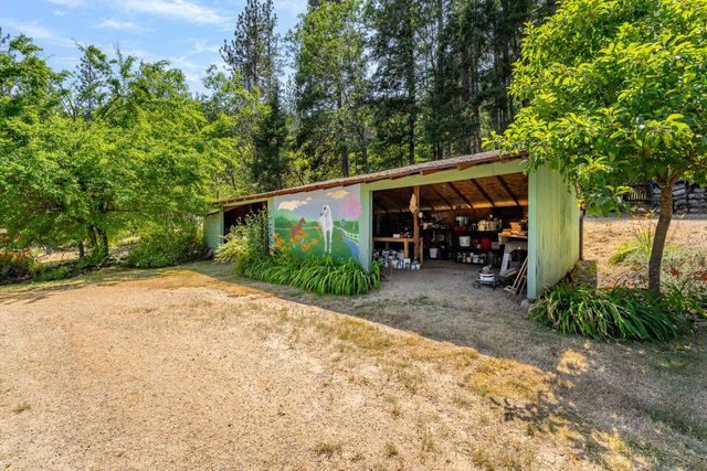 1905 W Evans Creek Road, Rogue River, OR 97537