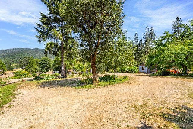 1905 W Evans Creek Road, Rogue River, OR 97537