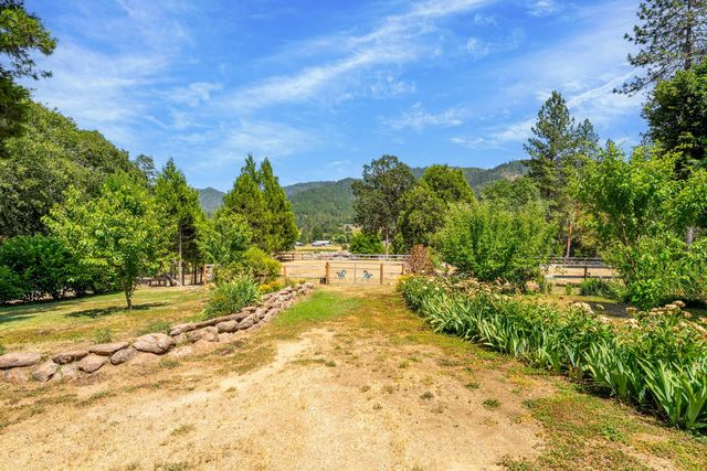 1905 W Evans Creek Road, Rogue River, OR 97537