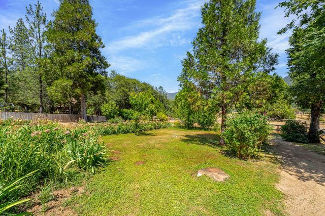 1905 W Evans Creek Road, Rogue River, OR 97537