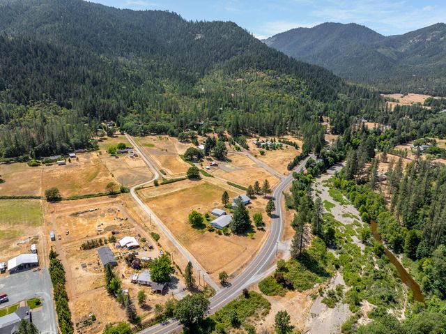 1905 W Evans Creek Road, Rogue River, OR 97537