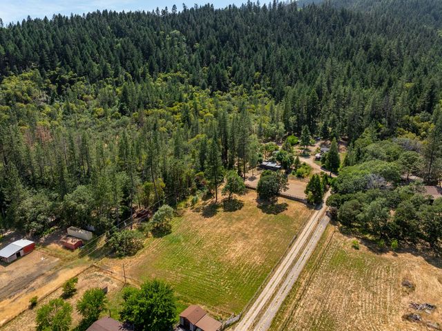 1905 W Evans Creek Road, Rogue River, OR 97537