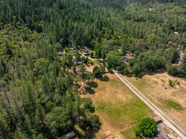 1905 W Evans Creek Road, Rogue River, OR 97537