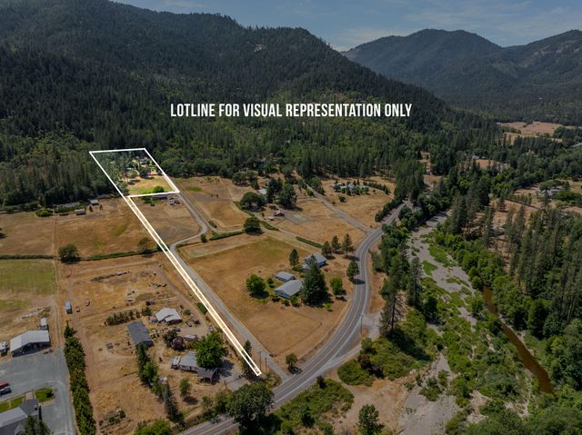 1905 W Evans Creek Road, Rogue River, OR 97537