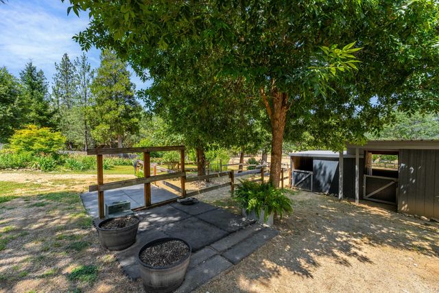 1905 W Evans Creek Road, Rogue River, OR 97537